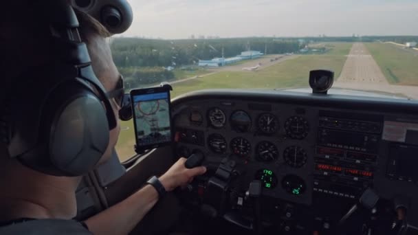 El piloto está aterrizando el avión — Vídeo de stock