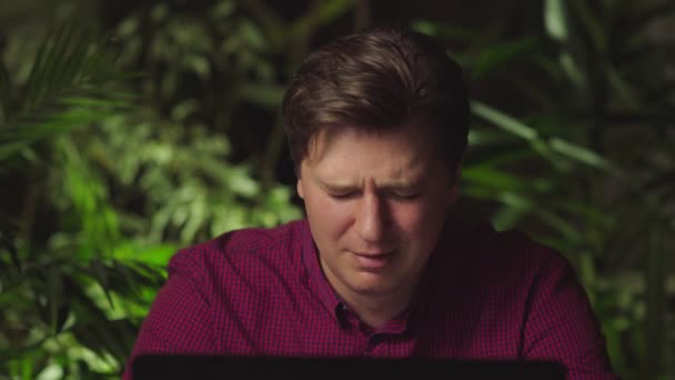 Jeune homme pleurant alors qu'il était assis à l'ordinateur — Video