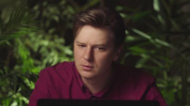 Genç adam bilgisayarın başında dans ederken