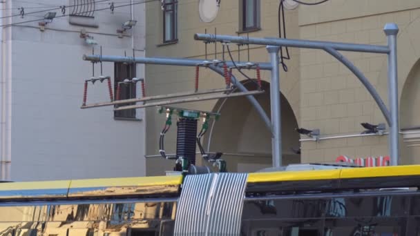 Ônibus elétrico descarrega a bateria na rua da cidade — Vídeo de Stock
