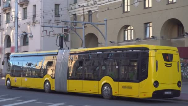 Elektrische bus ontlaadt de batterij op straat in de stad — Stockvideo