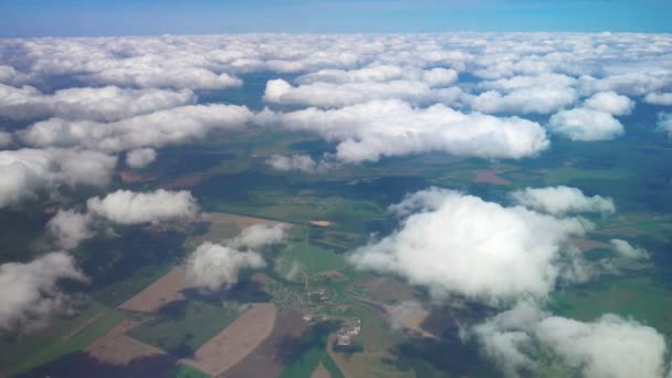 Terbang di atas awan indah dan bumi hijau. — Stok Video