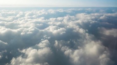 Gün batımında güzel bulutların üzerinde uçmak. İnanılmaz manzara.