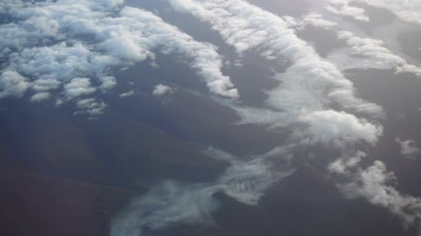 Volando sobre las montañas y las nubes al atardecer. Increíble vista — Vídeos de Stock