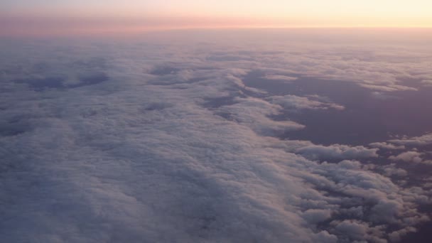 Gyönyörű felhők felett repül napnyugtakor. Csodálatos kilátás. — Stock videók