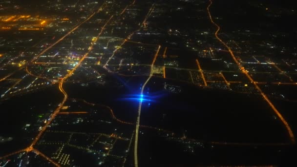 Volando sobre la ciudad nocturna. Vista superior de la metrópolis moderna — Vídeos de Stock