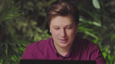 Bilgisayarda video görüşmesi yapan adam.