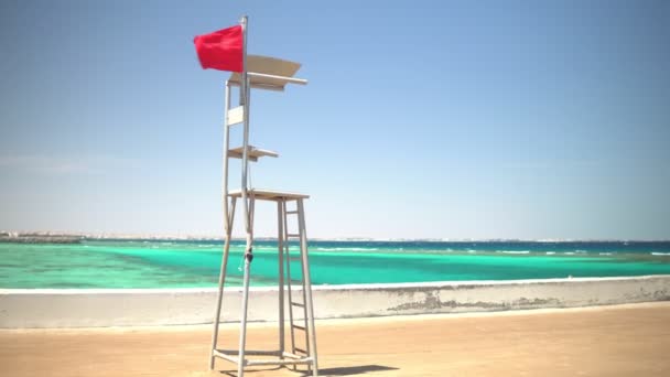 Κόκκινη σημαία στην παραλία δίπλα στη θάλασσα — Αρχείο Βίντεο