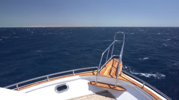 L'avant du yacht. Voyage en mer Vidéo De Stock Libre De Droits
