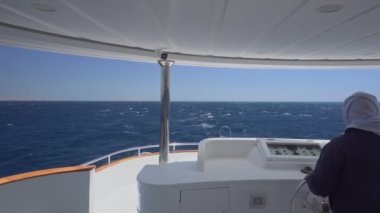 Bir Arap 'ın yatı var. Denizde seyahat et