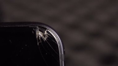 Kırık akıllı telefon ekranı. Makro video kaydıracı