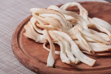 Ahşap mutfak tahtasında füme peynir yakın.