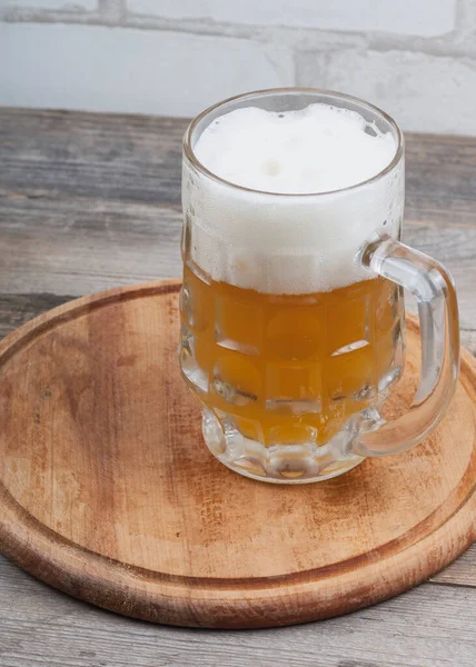 Taza Vidrio Con Cerveza Soporte Madera Cerca —  Fotos de Stock