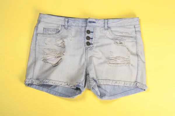Damskie Jeansowe Szorty Zanikającym Żółtym Tle Zbliżenie — Zdjęcie stockowe