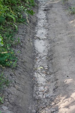 Ofis aksesuarlarıyla fotokopi alanı olan sağlam bir arka planda akıllı telefon. Modern ve minimal stil üst görünümü kapat