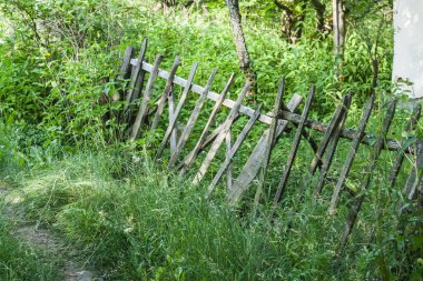 Ofis aksesuarlarıyla fotokopi alanı olan sağlam bir arka planda akıllı telefon. Modern ve minimal stil üst görünümü kapat