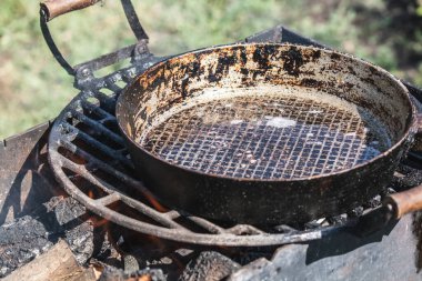 Ateşin üzerinde eski tip demir tava. Daha Brezilyalı. Alan Yemekleri