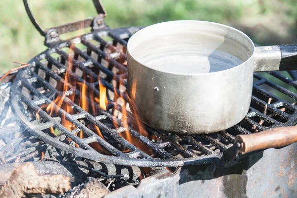 Aquecendo Água Pote Ferro Redondo Uma Grelha Campo Cozinha Livre — Fotografia de Stock