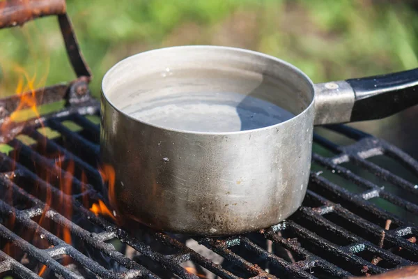 Aquecendo Água Pote Ferro Redondo Uma Grelha Campo Cozinha Livre — Fotografia de Stock