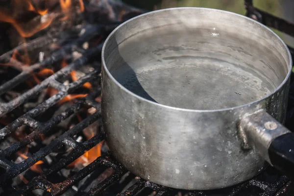 Aquecendo Água Pote Ferro Redondo Uma Grelha Campo Cozinha Livre — Fotografia de Stock