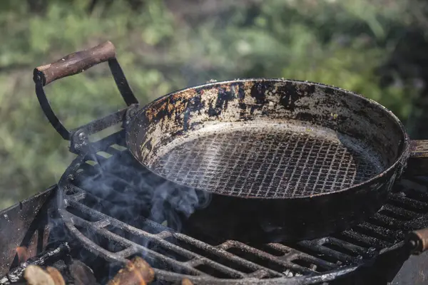 Velha Frigideira Ferro Vintage Fogo Mais Bravo Culinária Campo — Fotografia de Stock