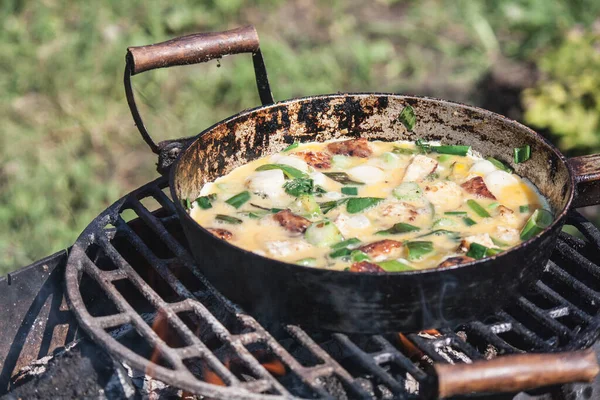 Processo Cozinhar Uma Omelete Com Carne Picada Legumes Uma Velha — Fotografia de Stock