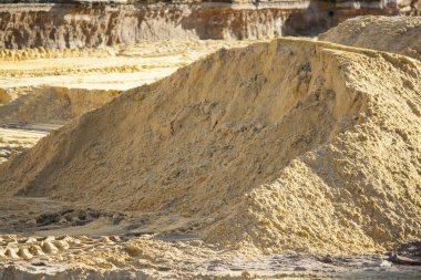 Sarı kumda inşaat malzemeleri var. Yakın plan.