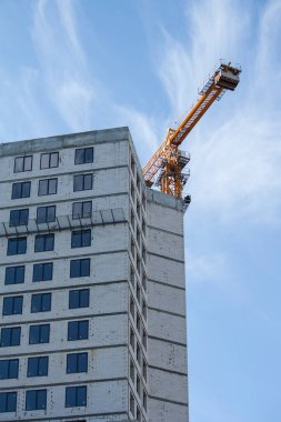Yüksek bir binanın inşaatı. Tamir, inşaat..