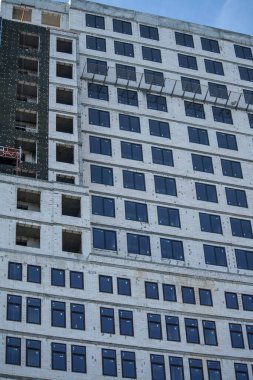 Yüksek bir binanın inşaatı. Tamir, inşaat..