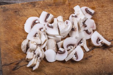 Ofis aksesuarlarıyla fotokopi alanı olan sağlam bir arka planda akıllı telefon. Modern ve minimal stil üst görünümü kapat