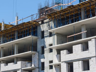 Yüksek bir binanın inşaatı. Onarım.