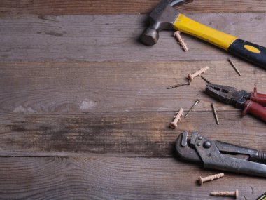 Ahşap arka planda üst görünümü onarmak için el aletleri seti. Ögelerin yakın plan onarımı