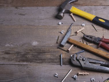 Ahşap arka planda üst görünümü onarmak için el aletleri seti. Ögelerin yakın plan onarımı