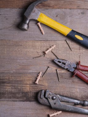 Ahşap arka planda üst görünümü onarmak için el aletleri seti. Ögelerin yakın plan onarımı