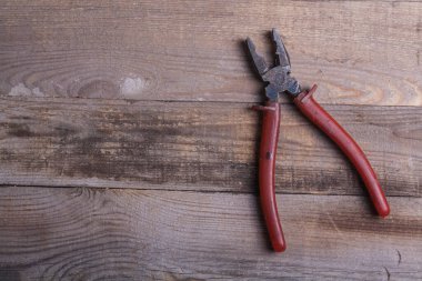 Ofis aksesuarlarıyla fotokopi alanı olan sağlam bir arka planda akıllı telefon. Modern ve minimal stil üst görünümü kapat