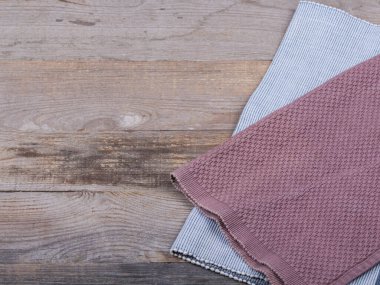 Ofis aksesuarlarıyla fotokopi alanı olan sağlam bir arka planda akıllı telefon. Modern ve minimal stil üst görünümü kapat