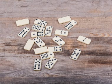 Kahverengi tahta arka planda Domino parçaları