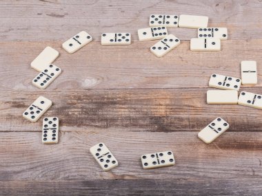 Kahverengi tahta arka planda Domino parçaları
