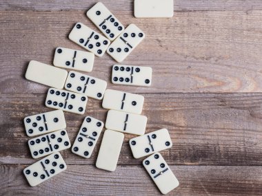 Kahverengi tahta arka planda Domino parçaları