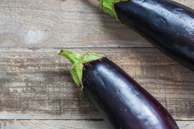 Ahşap arka planda mor patlıcan. Yakın plan.