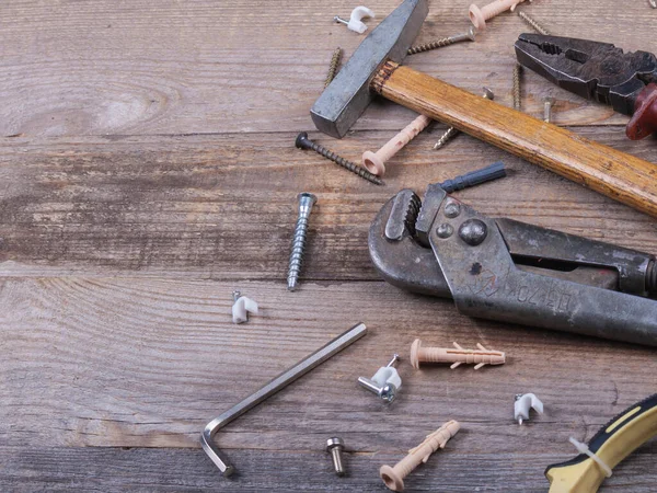 Ahşap arka planda üst görünümü onarmak için el aletleri seti. Ögelerin yakın plan onarımı