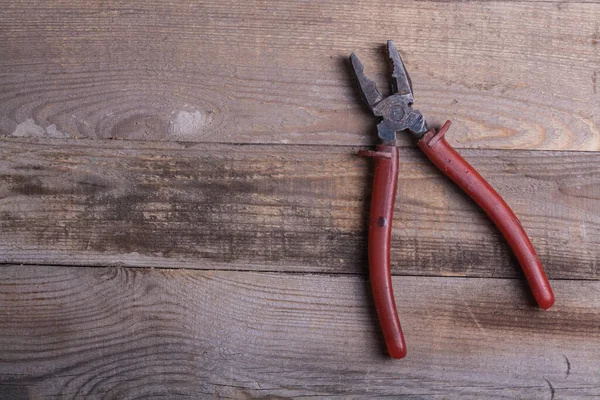 Ofis aksesuarlarıyla fotokopi alanı olan sağlam bir arka planda akıllı telefon. Modern ve minimal stil üst görünümü kapat