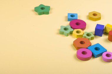Katı bir zemin üzerinde çocuklar için ahşap renkli geometrik şekiller