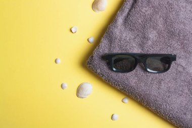 Ofis aksesuarlarıyla fotokopi alanı olan sağlam bir arka planda akıllı telefon. Modern ve minimal stil üst görünümü kapat