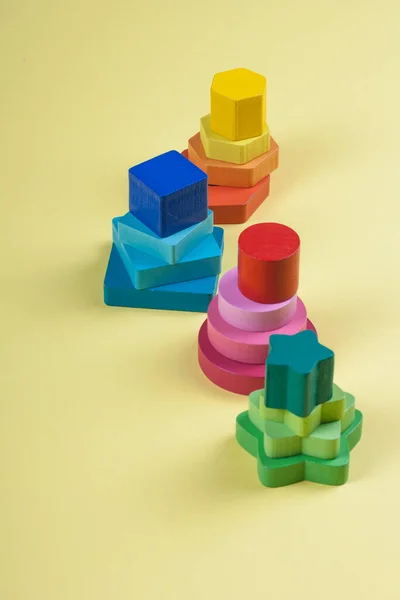 Bunte Geometrische Formen Aus Holz Für Kinder Auf Solidem Hintergrund — Stockfoto