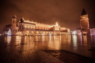 Gece vakti eski kasabanın aydınlanması. Epia.