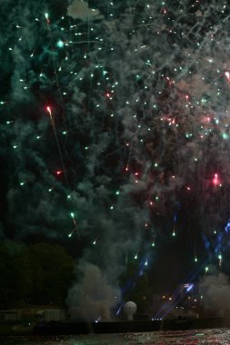 gece gökyüzünde patlayan renkli havai fişek 