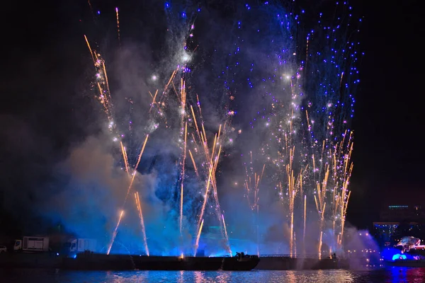 Coloridos Fuegos Artificiales Estallando Cielo Nocturno Puerto Deportivo Junto Río — Foto de Stock