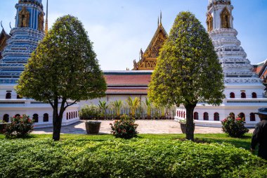 Wat Phra Kaew tapınağının simetrik avlu manzarası, Bangkok