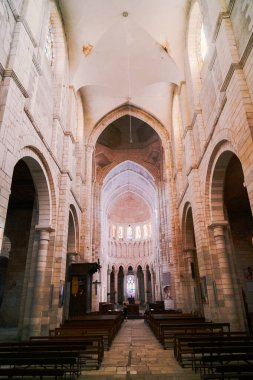 La Charite sur Loire kilisesinin içinde Roma taşından kemerler, kubbeli tavan ve vitray pencereler var. Sahadan sunağa doğru simetrik bir şekilde yumuşak ortam ışığıyla yakalanmışlar..